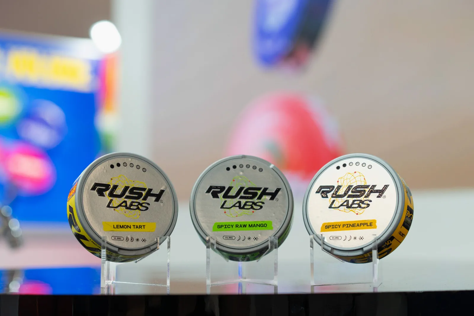 Produktfoto am Messestand: drei Dosen von Rush auf der InterTabac 2026