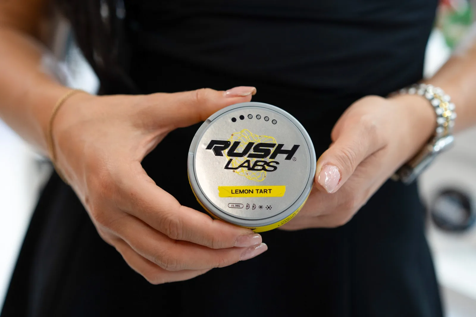 Nahaufnahme einer Rush Labs Dose in den Händen einer Hostess, InterTabac 2026