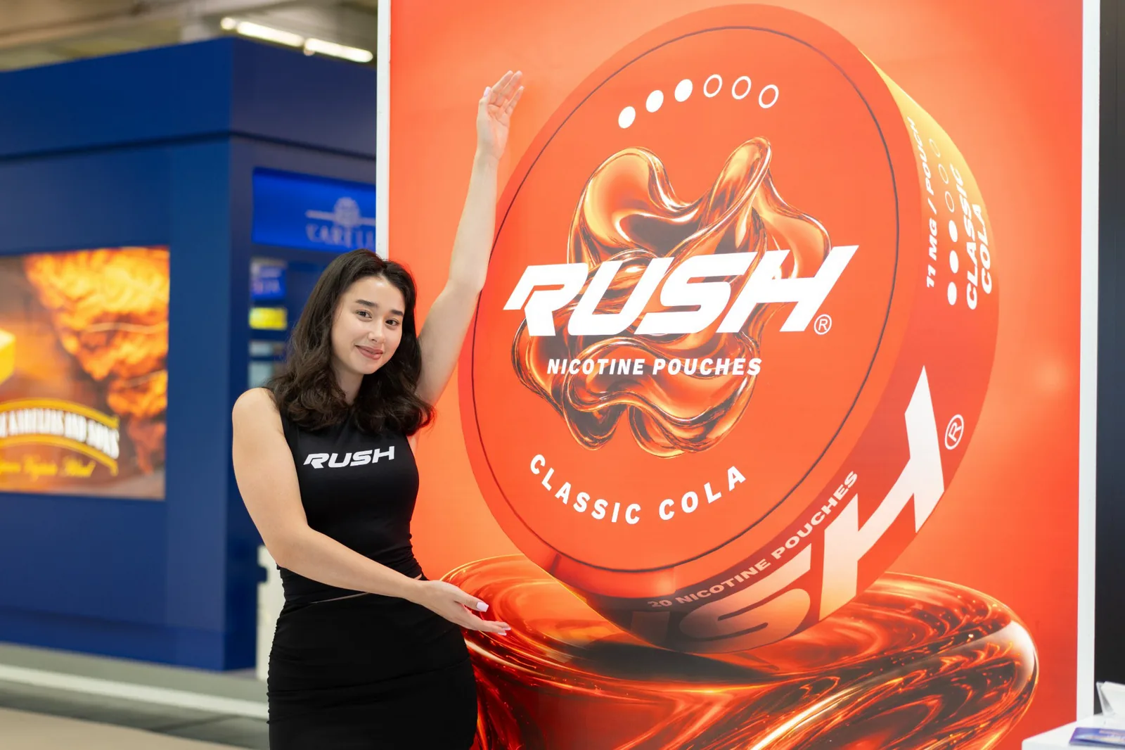 Hostess vor der Rush-Standgrafik auf der InterTabac 2026