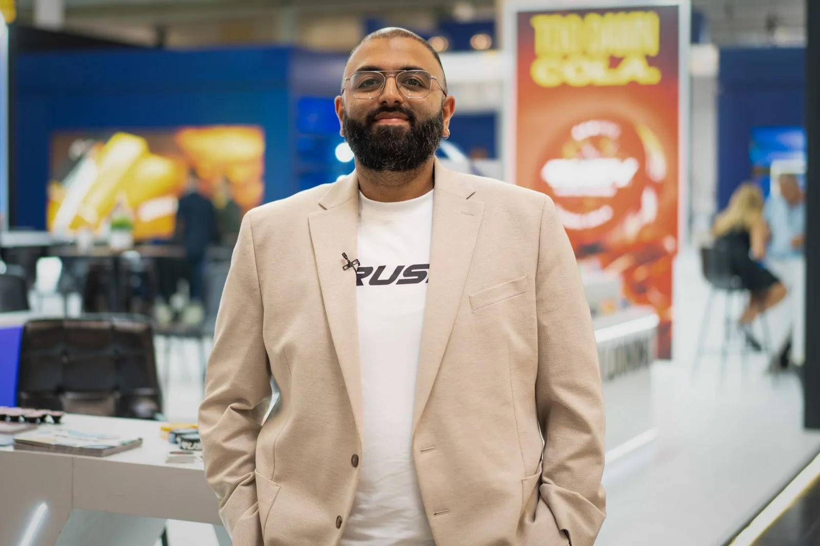 Porträt eines Rush-Teammitglieds am Messestand, InterTabac 2026