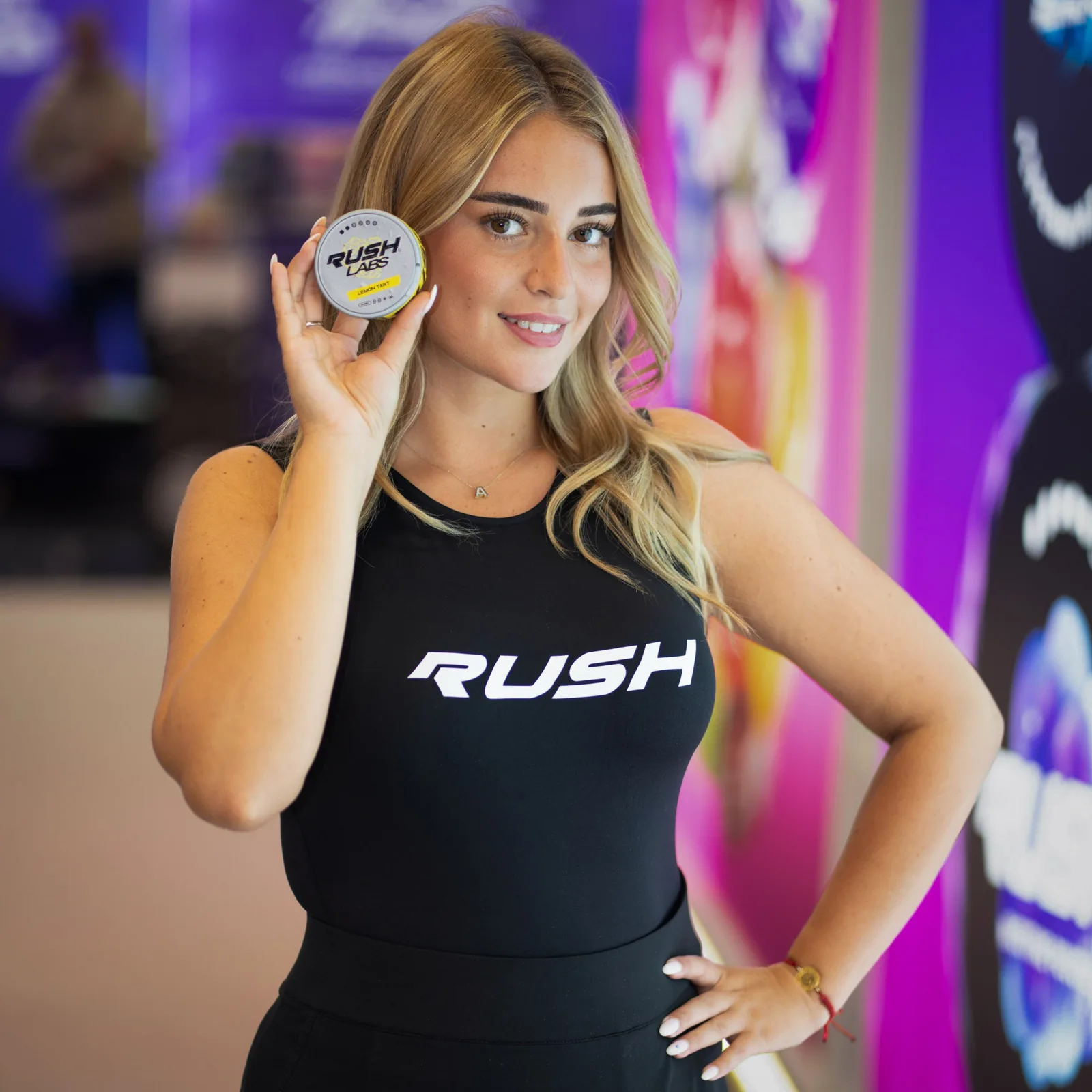 Hostess zeigt eine Rush Labs Dose, InterTabac 2026